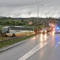 Nesreća kod Prnjavora: Autobus sleteo sa puta, povređeno 5 osoba (foto)