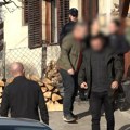 (Video) Majka koja je priznala ubistvo bebe na mestu zločina: U pratnji inspektora dovedena u kuću gde je ugušila…