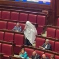 Navukao beli čaršav preko glave, pa upao u parlament Poslanik na sednicu došao obučen kao duh, obezbeđenje ga iznosilo…