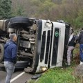 Zapalio se kamion na Pupinovom mostu Kabina vozila potpuno ugljenisana, vatrogasci izašli na teren