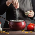 Presolili ste hranu? Donosimo 5 bakinih trikova koji će vam spasiti ručak!