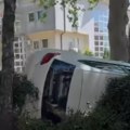 (Video) Prevrnuo se, pa završio u žbunju: Nesvakidašnja nesreća na Zvezdari: Delovi vozila otpali, stvara se gužva