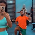 Darko Lazić se muči u teretani: Pevač otišao sa suprugom na trening, jedva diže tegove male težine i pravi grimase