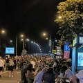Skup kod Varadinskog mosta: "I večeras čuvamo sećanje i zahtevamo kazne za zločine"