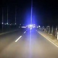 U sudaru automobila i motora teško povređen mladić, lekari UKC se bore za njegov život