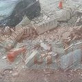 Sigurnosne kamere zabeležile jezivu scenu: Čitav balkon pao sa zgrade dok je žena prolazila trotoarom (video)