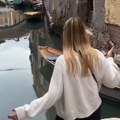Devojka u Veneciji gledala u Gugl mape na telefonu, pa završila u kanalu Zinula je od čuda - video je hit