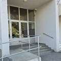 Pala sa drugog sprata na dostavljača! Poznato stanje devojke iz Novog Sada, muškarac koji je želeo da joj pomogne ima prelom