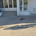 Pala sa drugog sprata na dostavljača! Poznato stanje devojke iz Novog Sada, muškarac koji je želeo da joj pomogne ima prelom
