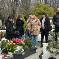 Породица обележава пету годишњицу Џејеве смрти: Унуци на дедином гробу, ћерке плачу, ту је и бивша жена Нада