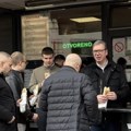 Sendvič umesto stanice: Vučićev dolazak u Novi Sad