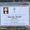 Umrlica Dragana Lazića postavljena na kapiju, na njoj bolna poruka najdražih: Evo kada i gde će biti sahranjen