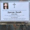 Umrlica Dragana Lazića postavljena na kapiju, na njoj bolna poruka najdražih: Evo kada i gde će biti sahranjen