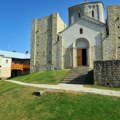 Mladi iz Berana krenuli na hodočašće u manastir Ostrog: Među njih 24, i bliznakinje Anđelina i Kalina