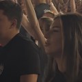 Sin Zlate Petrović sa devojkom uživao na koncertu "Veče devedesetih": Ljubav cveta nakon rijalitija (video)
