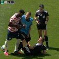 Ovo nikad niste videli: Sudija pao na zemlju na Mundijalu, žalio se na grčeve, pa dobio "čarobni napitak"!