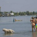 Počela kupališna sezona na Lidu: Postavljen ponton, nema vode na česmama i tuševima, rojevi muva iznad vode...