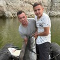 Препали се када су видели коликог џина су упецали: Отац и син уловили сома тешког скоро 50 килограма