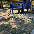 Kocke iz pešačkih staza završile pored dečjeg mobilijara u niškoj Tvrđavi