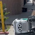 Šutiraju robote za dostavu, obaraju ih i traže zabranu