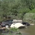 Bujica odnela most, automobil uleteo u reku /video/