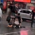 Žena leži na kolovozu, auto je udario u cvijićevoj: Vozači, ovo je najveća opasnost ako vozite po kiši! (video)