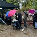 Redovi u Zagrebu zbog velikog kašlja: Ljudi po kiši i hladnoći čekaju na testiranje, jednom pozlilo