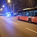 Muškarac udario ženu pesnicom u autobusu, pa pobegao: Na licu mesta policija
