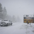 Snežna oluja u Kaliforniji: Zatvorena međudržavna magistrala, meteorolozi predviđaju da će pasti i do tri metra snega