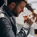 9 znakova koji sigurno ukazuju da ste zavisnik od alkohola i da ne možete da funkcionišete bez čašice