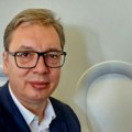 Predsednik Vučić na letu za Egipat Obratio se mladima Srbije i poručio samo jedno (video)