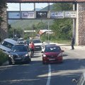 Žestok sudar na magistrali kroz Prijepolje: Jedan automobil završio pored puta, stvaraju se ogromne kolone