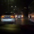 Haos na: Auto-putu, tragedija izbegnuta za dlaku Autobus kod aerodroma vozio suprotnim smerom, nastao karambol (video)