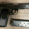 U ugostiteljskom objektu uneo pištolj i nož, pa bežao od policije