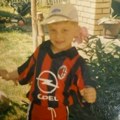 Ima tri sina, najlepšu ženu i živi svoj san: Prepoznajete li dečaka sa fotografije?