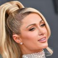 „Naslednica nije imala za salvetu?“: Paris Hilton pokazala trik kako skida masnoću sa pice i zgrozila javnost VIDEO