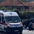 Teška nesreća u Kragujevcu: Motociklista leži na putu, više osoba povređeno