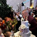 Prvi rođendan male srne kao iz bajke! Darko i Katarina odrešili kesu: Torta na četiri sprata, raskoš na sve strane: Ponosni…