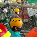 Crni bilans nakon urušavanja škole u Indoneziji Pronađeno 61 telo i delovi koje pokušavaju da identifikuju