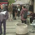 U Petoj danas bez nastave, građani pružaju podršku đacima koji od sinoć fizički blokiraju školu, na ulazima dva šatora