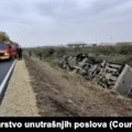 Две особе погинуле, 80 повређено у саобраћајној несрећи на северозападу Србије