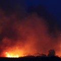 Vatrogasci gase požar kod Šida: Zabranjeno je zakonom, ali se i dalje praktikuje, na 200 metara od prvih kuća