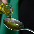 Људи пију шотове маслиновог уља: Изненадиће вас одговор стручњака на питање шта вирални тренд ради телу