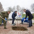 Stefan Janjić pohvalio Gašića kako drži lopatu na lokaciji budućeg Generalštaba (VIDEO)
