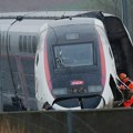 У судару брзог воза и камиона у Француској погинуо машиновођа а 13 повређено