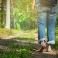 Bosi kroz Frušku goru: Saznajte šta je "uzemljenje" i zašto je je zaludelo ljubitelje prirode