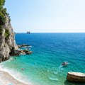 Turisti ostali u šoku, spremaju bojkot: Zašto su na poznatoj plaži zabranjeni suncobrani i koji su izuzeci