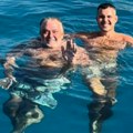 Otac i sin uživaju za sve pare! Viktor pokazao kako uživa sa Bobom: Vezao nož oko noge pa se tuširao na palubi