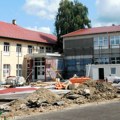 Nova stolarija, podovi, krečenje: Pogledajte kako protiču radovi u lozničkim školama pred novu školsku godinu (foto)