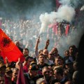 (Video) Zapalili deo zgrade Euleksa! Neredi u Prištini zbog presude Tačiju nastavljani tokom noći: Pristalice OVK pirotehnikom…